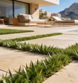 El césped artificial transforma terrazas y jardines en Calpe