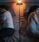 Dormir en la misma cama pero vivir en mundos distintos: cómo la falta de espacios de conexión desgasta la relación sin que exista un gran conflicto