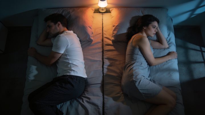Dormir en la misma cama pero vivir en mundos distintos: cómo la falta de espacios de conexión desgasta la relación sin que exista un gran conflicto